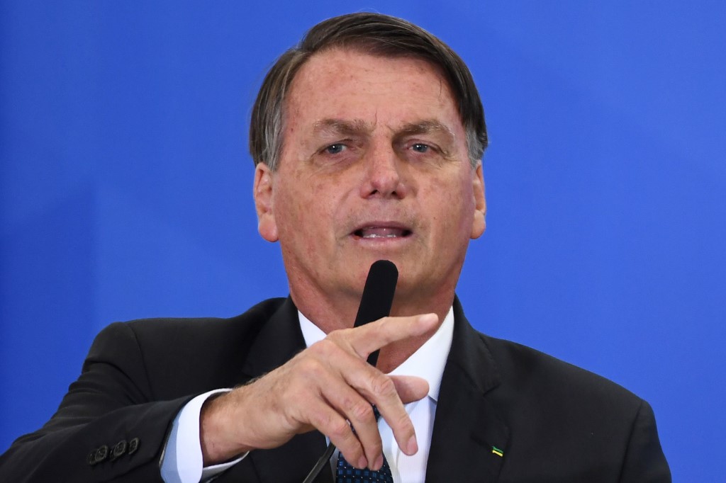 Dans cette photo prise le 17 décembre 2020, le président brésilien Jair Bolsonaro prend la parole lors de la cérémonie d'inauguration de son nouveau ministre du Tourisme Gilson Machado (non représenté) au palais de Planalto à Brasilia, le 17 décembre 2020. (AFP)