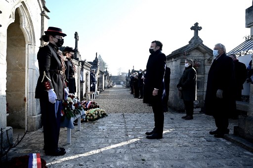 Macron au milieu de vétérans du PS à Jarnac pour un hommage à Mitterrand