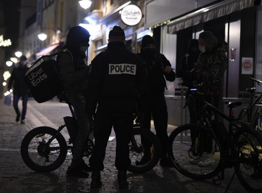 Covid-19: la France, en alerte, va étendre les couvre-feux
