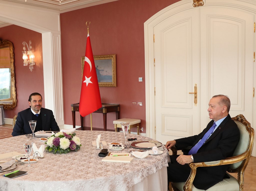 Une photo prise et publiée le 8 janvier 2021 par le service de presse présidentielle turque montre le président turc Recep Tayyip Erdogan (à droite) rencontrant l'ancien Premier ministre libanais Saad Hariri (à gauche) au manoir Vahdettin à Istanbul. (Murat CETINMUHURDAR / SERVICE PRESIDENTIEL TURQUE / AFP)
