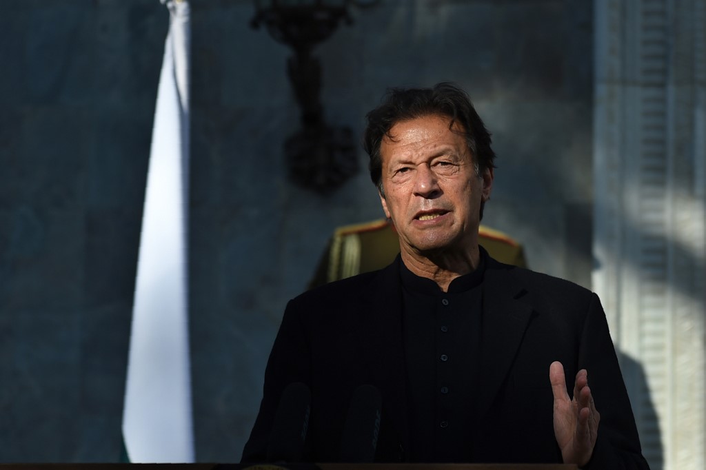 Imran Khan a affirmé qu'il n'irait à Quetta qu'une fois que les funérailles auraient eu lieu, ce qui lui a immédiatement valu d'être accusé sur les réseaux sociaux de se montrer insensible à la douleur des Hazaras. (AFP)