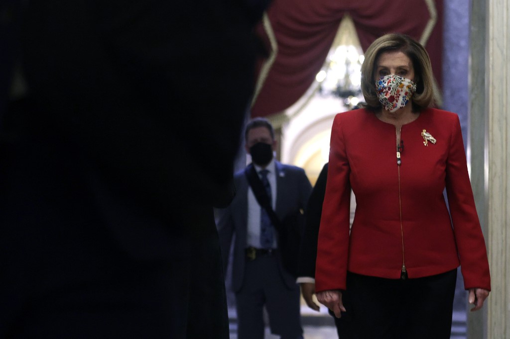 .S. La représentante du président Nancy Pelosi (D-CA) marche dans un couloir au Capitole américain le 8 janvier 2021 à Washington, DC. (AFP)