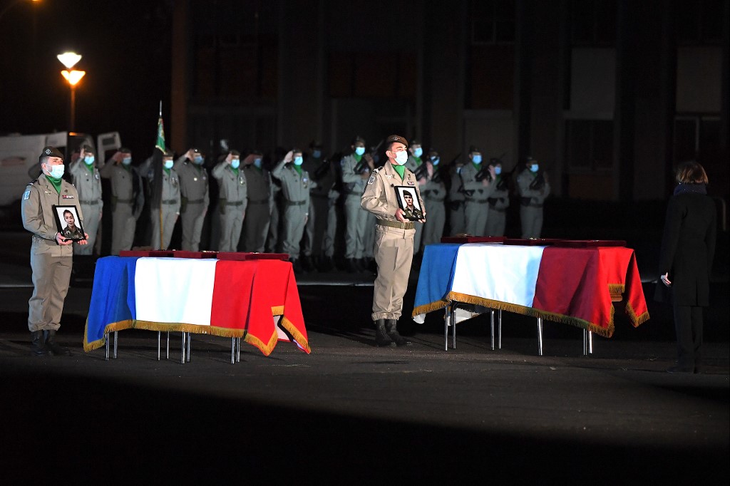 La ministre française de la Défense Florence Parly (à droite) rend hommage aux cercueils du sergent Yvonne Huynh (à gauche), 33 ans, et du caporal Loic Riss (à droite), 24 ans, du 2e régiment de Hussards de l'armée française, qui ont été tués au Mali le 2 janvier , 2021. (AFP)