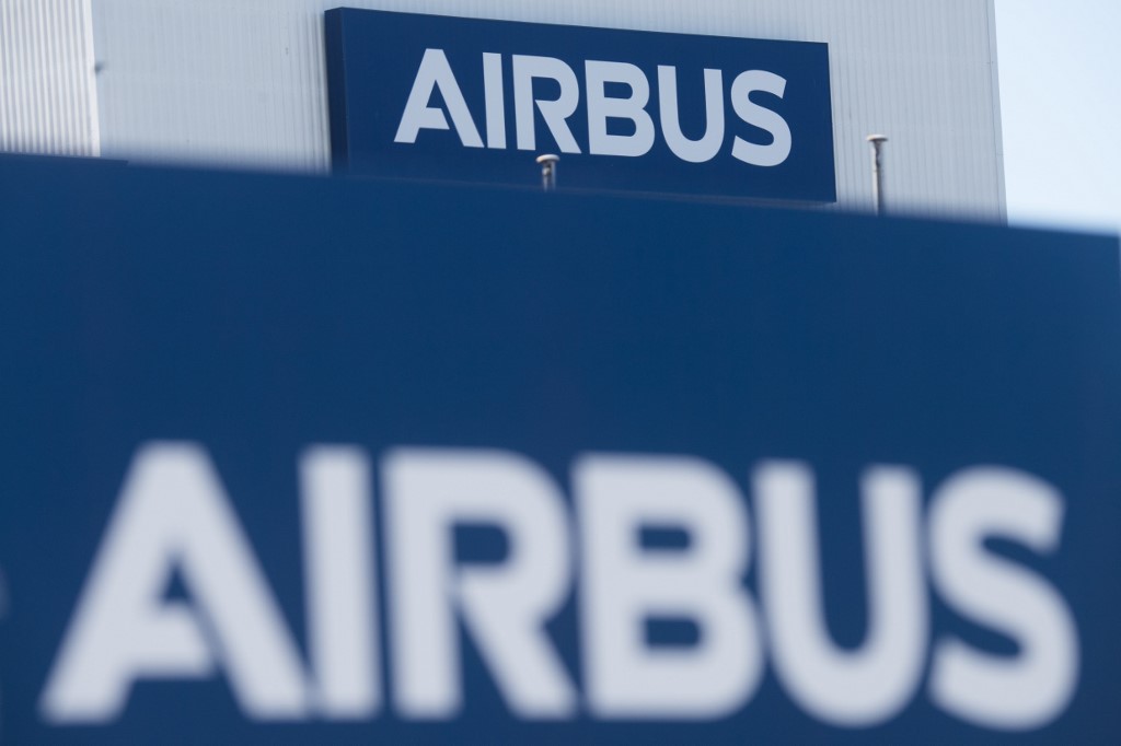 Cette photo d'archive prise le 8 juillet 2020 montre une vue de l'enseigne de la société de fabrication d'avions civils Airbus sur la façade du siège à Montoir-de-Bretagne, dans l'ouest de la France. (AFP)