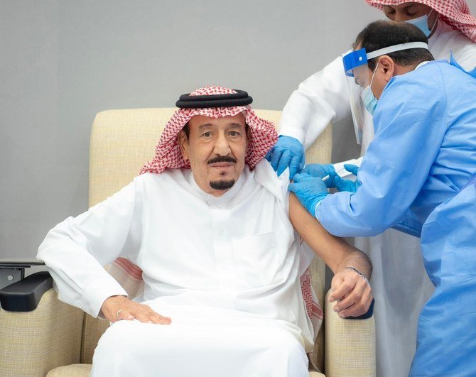 Le roi Salman d'Arabie saoudite a reçu la première dose du vaccin contre le coronavirus Pfizer-BioNTech à Neom le 8 janvier 2021. (SPA)