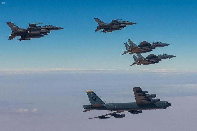 La force aérienne royale saoudienne et la force aérienne des États-Unis ont organisé un exercice militaire conjoint auquel ont participé des chasseurs d’attaque F-15SE saoudiens, un bombardier B-52 et des chasseurs d’attaque F-16 américains. (SPA)