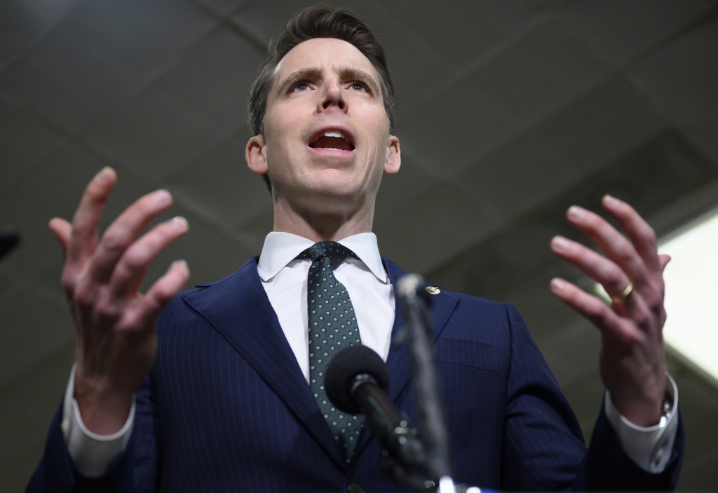 Josh Hawley, l'ambitieux sénateur accusé d'avoir encouragé les violences