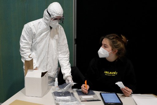 Livraison d’échantillons le 9 janvier 2021 dans un centre de test COVID-19 le 9 janvier 2021 à Bagneux, au sud de Paris. Deux cents personnes avaient été testées à Bagneux à 12h00 le 9 janvier 2021, alors qu'une opération de dépistage massive était en cours dans la banlieue parisienne, où une personne a été testée positive pour la souche britannique. (Geoffroy van der Hasselt / AFP)