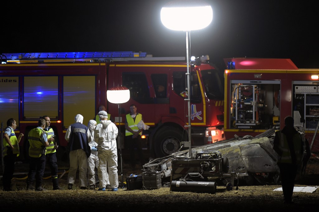 Des secouristes et des pompiers interviennent sur les lieux d'un accident de voiture qui a fait 5 enfants et 4 blessés, sur l'autoroute A7 près d'Albon, dans le sud-est de la France, le 20 juillet 2020. (AFP)