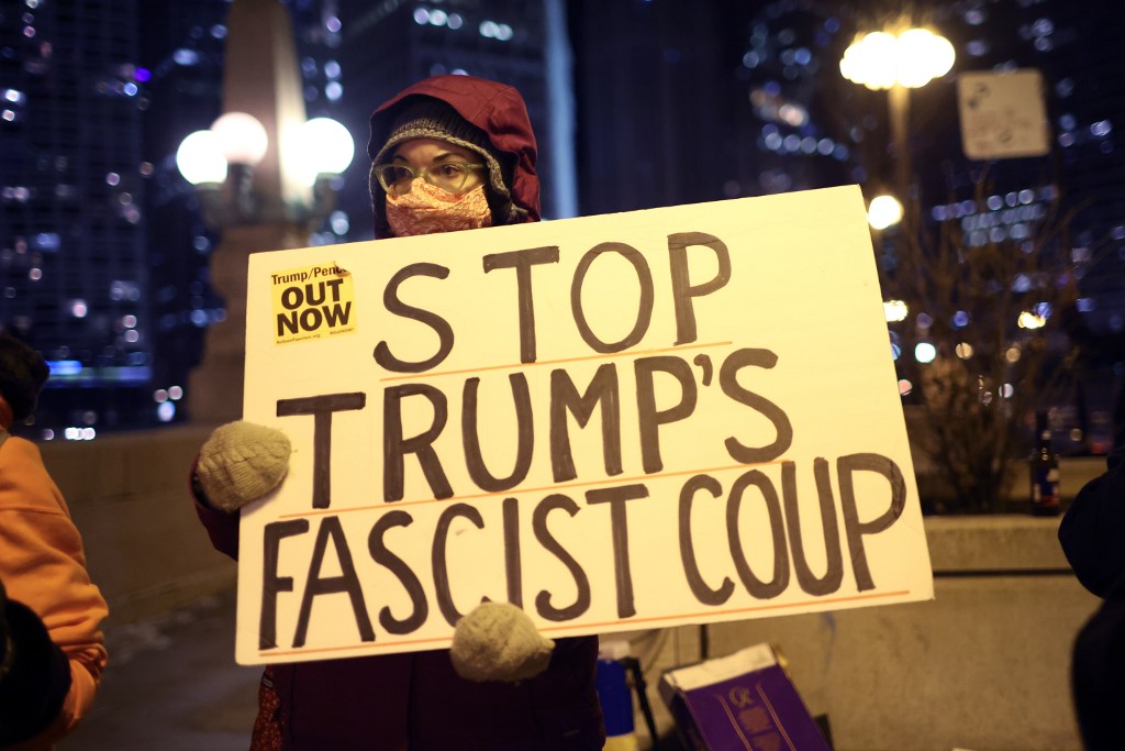 Un petit groupe de manifestants manifestent près de la Trump Tower le 7 janvier 2021 à Chicago, Illinois. Ils ont appelé à la destitution du président Donald Trump de ses fonctions après qu'une foule pro-Trump ait pris d'assaut le bâtiment du Capitole à Washington. (AFP)