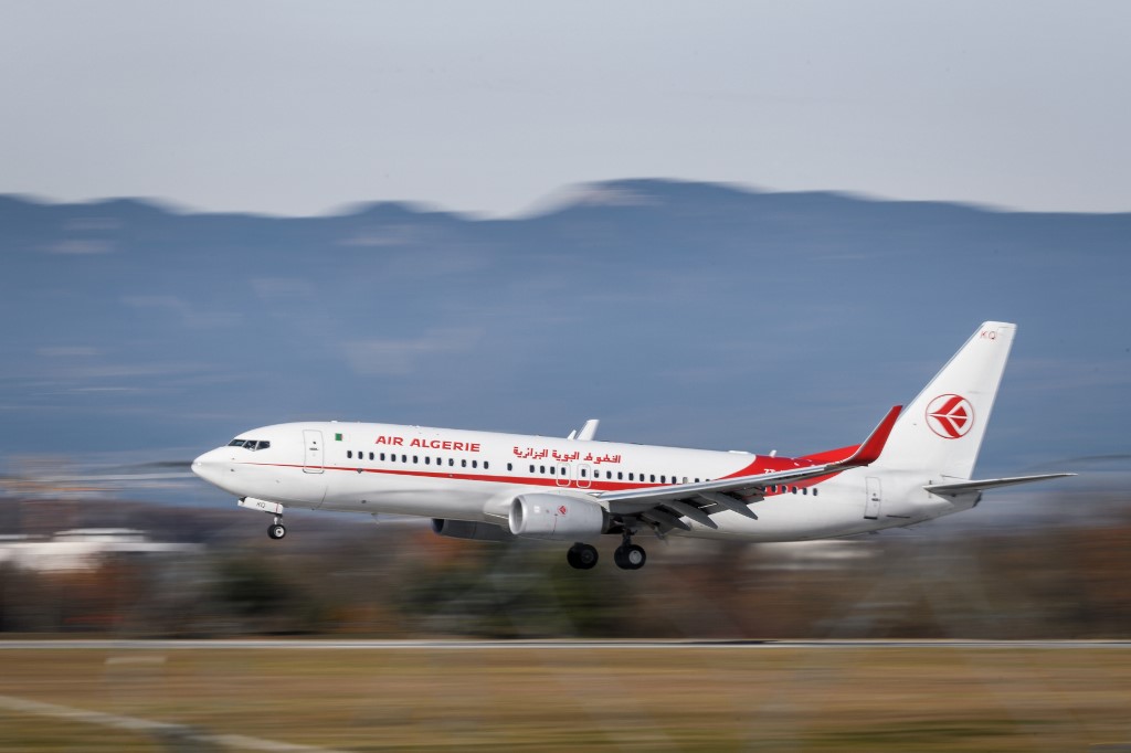 Un Boeing 737-8D6 immatriculation d'un avion commercial 7T-VKQ d'Air Algérie est vu atterrir à l'aéroport de Genève, le 20 novembre 2017. (AFP)