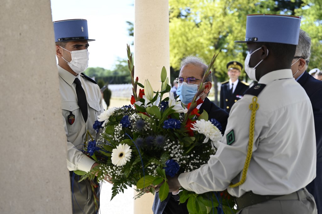 Mohammed Moussaoui, président du Conseil français de la foi musulmane (CFCM) dépose une gerbe de fleurs lors d'une cérémonie en l'honneur des soldats musulmans ayant pris part à la première guerre mondiale, au mémorial de la Première Guerre mondiale à Douaumont, dans le nord-est de la France, le 29 juillet 2020. (AFP)