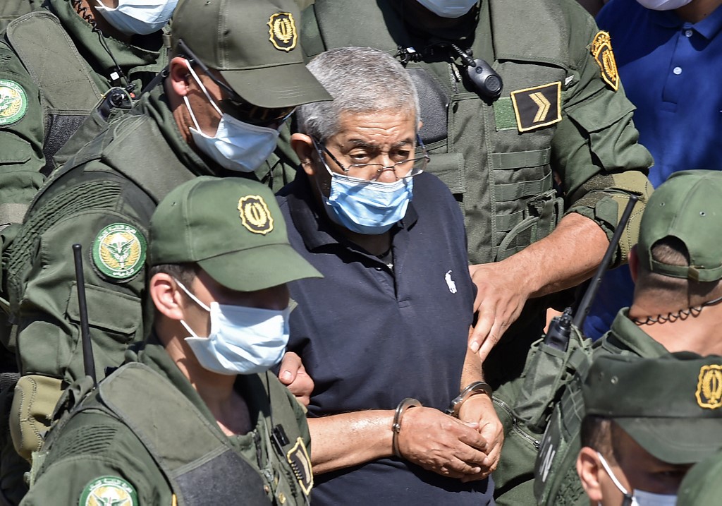 L'ancien Premier ministre algérien Ahmed Ouyahia, qui purge une peine de 15 ans de prison pour corruption, est escorté par la police. (AFP)