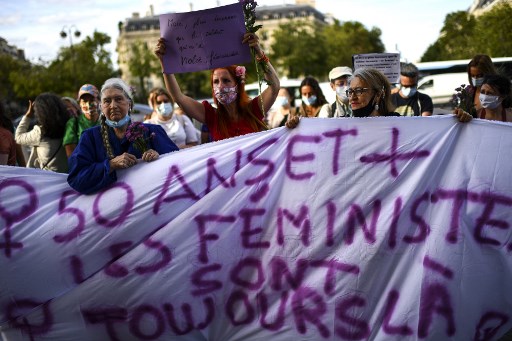 Féminicides: à Paris, un "mémorial" pour les victimes de 2020 en France