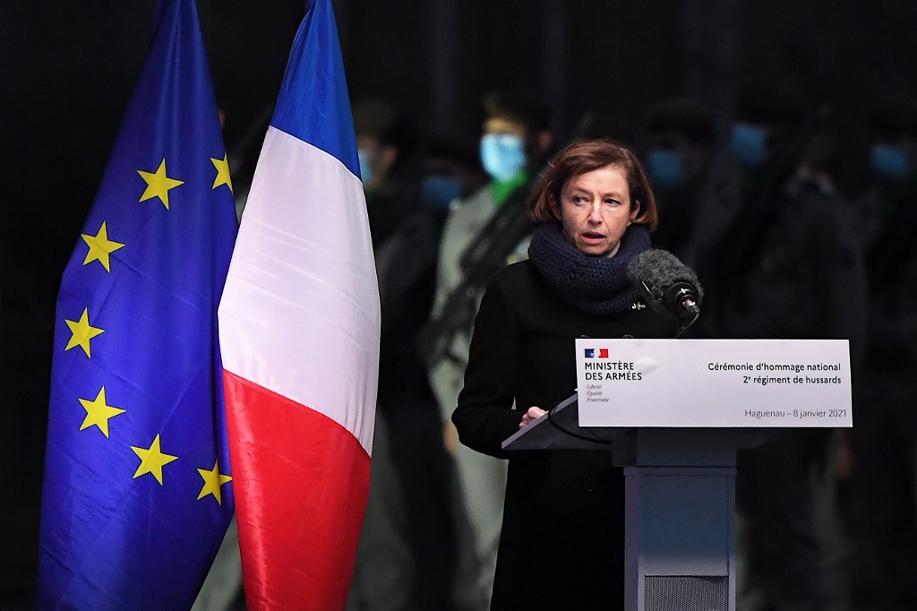 La ministre française de la Défense Florence Parly prononce un discours lors d'une cérémonie d'hommage à deux soldats français du 2e régiment de Hussards tués au Mali le 2 janvier 2021. (AFP)