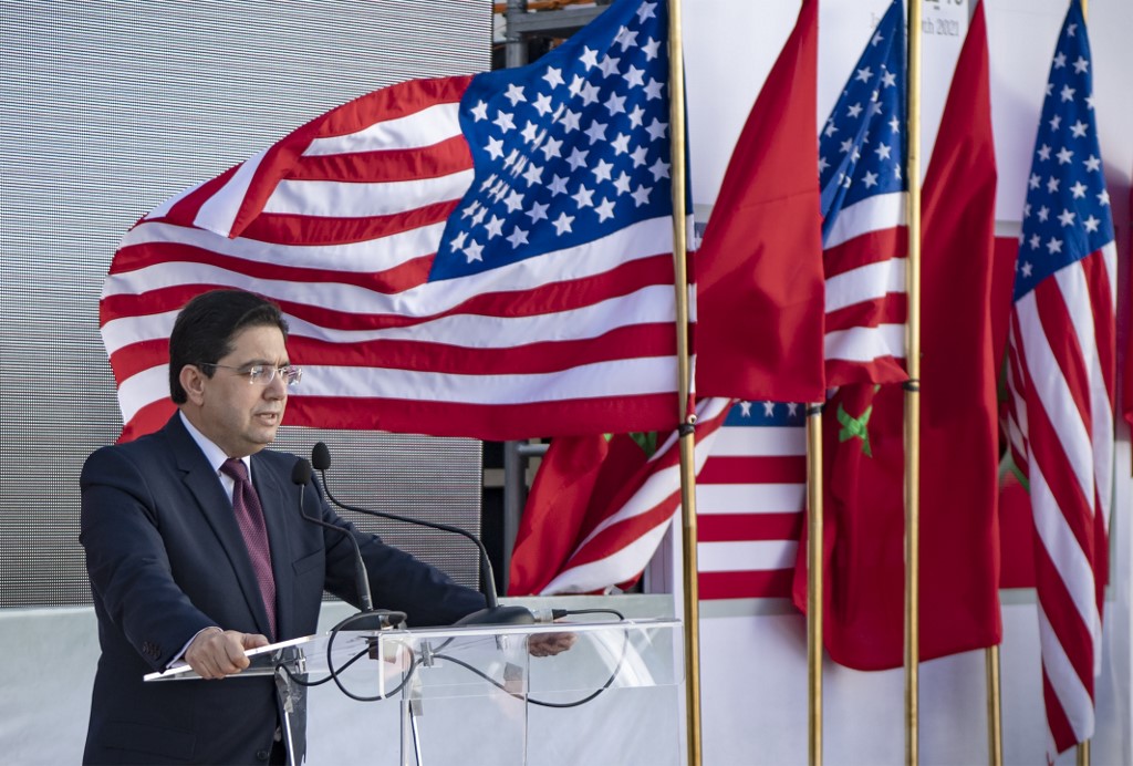 Le ministre marocain des Affaires étrangères Nasser Bourita prend la parole après une rencontre avec l'ambassadeur des États-Unis au Maroc David T.Fischer et le secrétaire d'État adjoint américain aux Affaires du Proche-Orient David Schenker à Dakhla. (AFP)