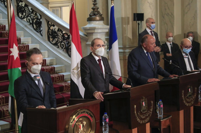 Les ministres des Affaires étrangères de l'Allemagne (de gauche à droite) Heiko Maas, Jordan Ayman Safadi, Égypte Sameh Shoukry et France Jean-Yves Le Drian, tiennent une conférence de presse conjointe après une réunion pour discuter du processus de paix au Moyen-Orient, dans la capitale égyptienne Le Caire, le 11 janvier 2021. (AFP)