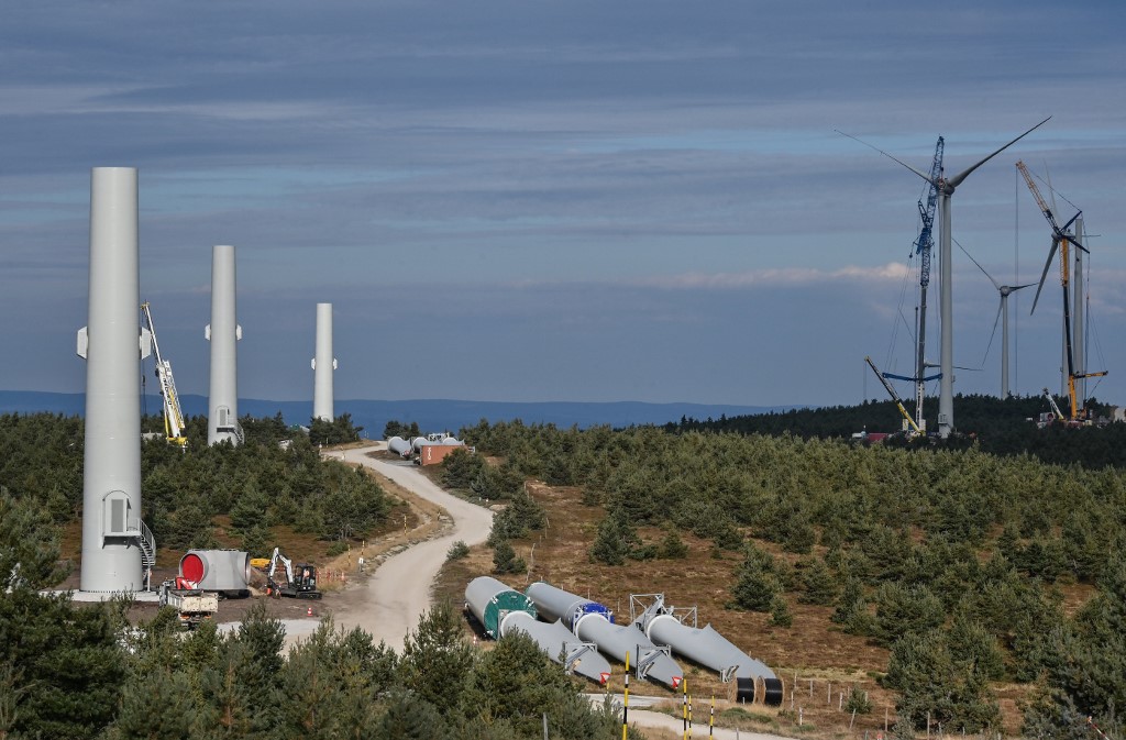 Des éoliennes sont en cours de démantèlement, le 9 septembre 2020, dans le projet de renouvellement du parc éolien de Cham Longe dans la montagne Ardèche près de Lanarce, centre de la France. (AFP)