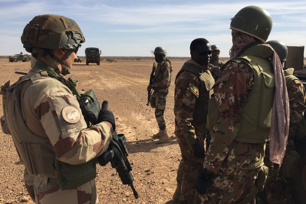 Soldats maliens participant à l'opération de coordination tactique «Hawbi» et soldats de la patrouille de la mission française Barkhane, le 2 novembre 2017, dans le centre du Mali. (AFP)
