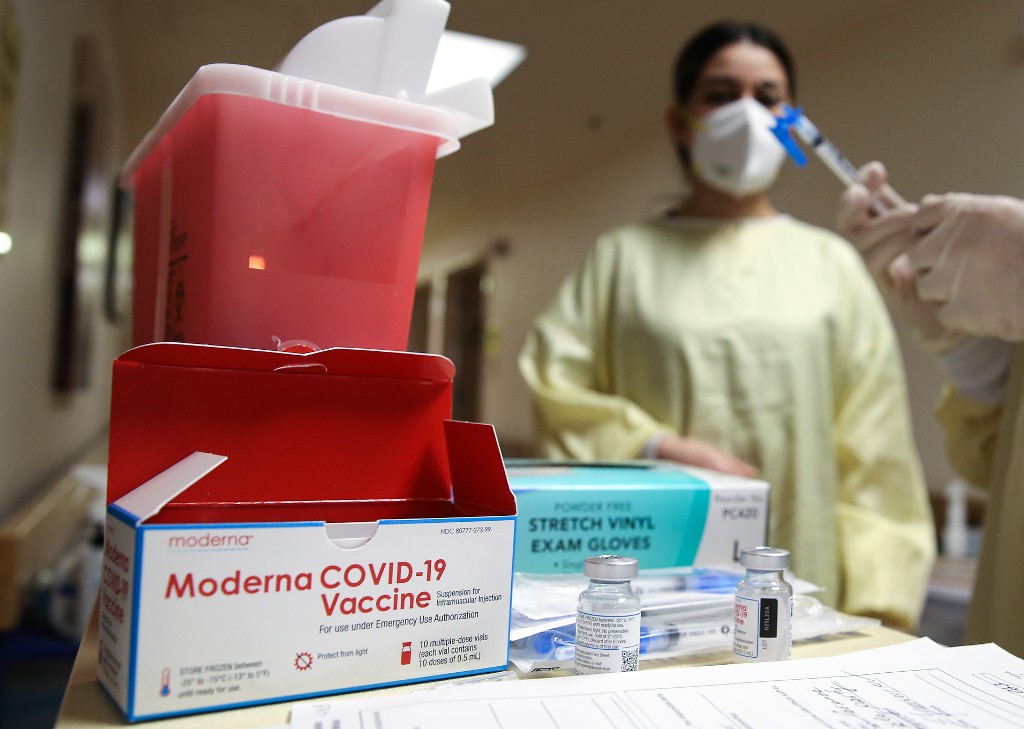 L'infirmière autorisée Arpa Davoudian regarde une infirmière préparant une dose du vaccin Moderna COVID-19 à administrer à un résident de l'établissement de soins infirmiers Ararat dans le quartier Mission Hills de Los Angeles, le 8 janvier 2021. (AFP)