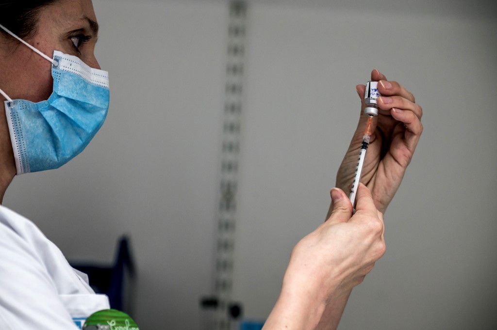 Les quatre contrats d'une valeur totale de 21 millions de dollars (17 millions d'euros) ont été signés avec le duo américano-allemand Pfizer-BioNTech, le partenariat britannique AstraZeneca/Université d'Oxford, l'Américain Johnson and Johnson et le centre de recherches russe Gamaleïa, a indiqué à l'AFP Yasser Bouzia, un responsable au ministère de la Santé, sans préciser le nombre de doses achetées à chaque fournisseur.(AFP)