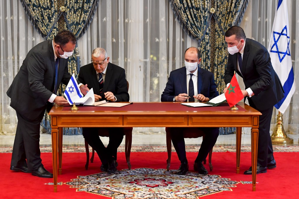 Le directeur général de l'Agence israélienne de la population et de l'immigration Shlomo Mor-Yosef (à gauche) et le ministre délégué auprès du ministre marocain des Affaires étrangères Mohcine Jazouli signent un accord. (AFP)