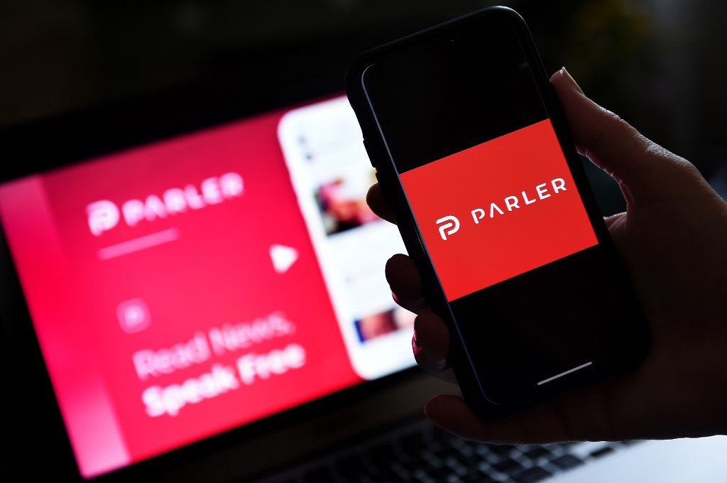 Débranché par Amazon, le réseau social conservateur «Parler» porte plainte