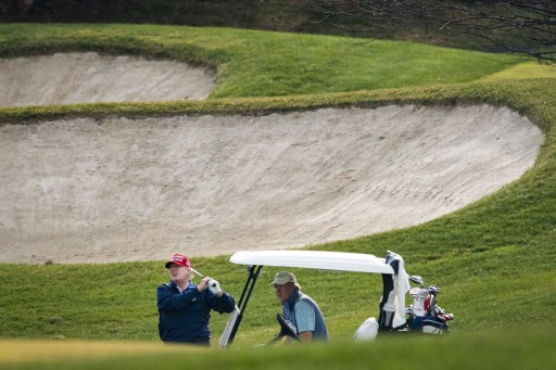 Soucieux de son image, le golf renvoie Trump dans ses clubs
