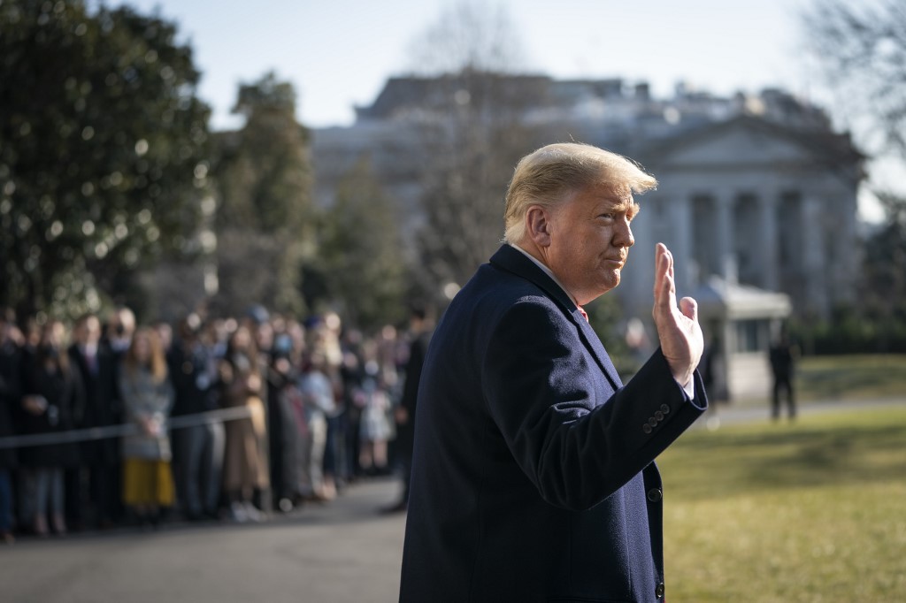 Le président américain Donald Trump sur la pelouse sud de la Maison Blanche le 12 janvier 2021 à Washington, DC. (AFP)