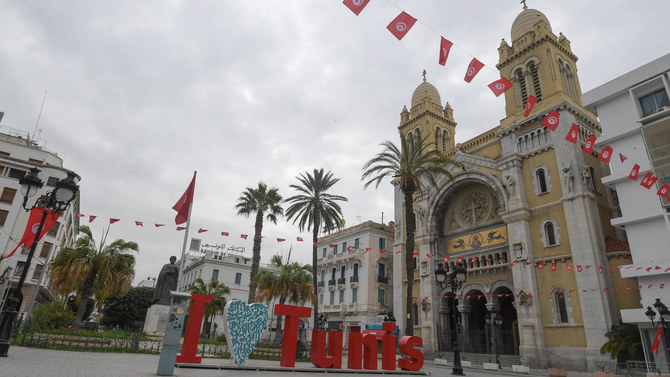Une photo prise le 18 mars 2020 montre l'avenue Habib-Bourguiba vide, peu avant un couvre-feu nocturne imposé pour enrayer la propagation du coronavirus, dans la capitale tunisienne, Tunis. (AFP)
