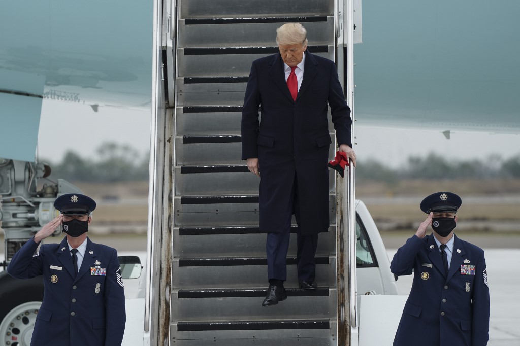 L'«impeachment» se fraye un chemin au Congrès, Trump rejette toute responsabilité
