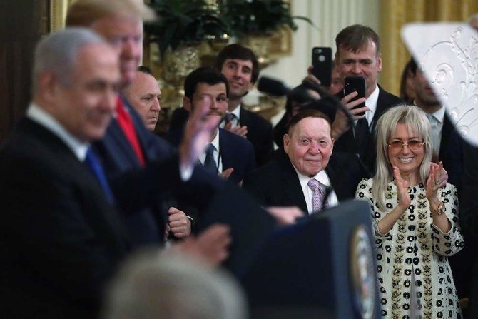Donald Trump, Benjamin Netanyahou, et le fondateur et PDG de Las Vegas Sands, Sheldon Adelson, au centre, ainsi que son épouse Miriam Ochsorn, à la Maison Blanche, Washington, D.C., le 28 janvier 2020. (AFP)