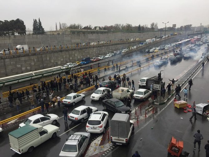 Les gens arrêtent leurs voitures sur une autoroute pour protester contre l'augmentation des prix de l'essence à Téhéran, Iran, le 16 novembre 2019 (Reuters)