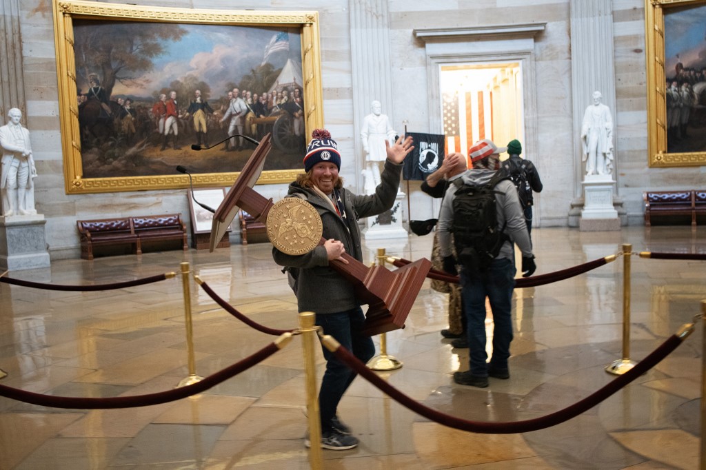 Volé lors de l'intrusion au Capitole, le pupitre de Nancy Pelosi fait son retour