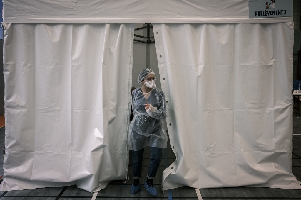 La France dans l'attente de nouvelles mesures, la «course» contre le virus se poursuit