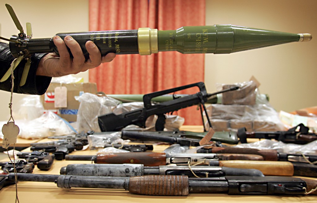 Dix personnes dont deux militaires interpellés pour trafic d'armes en France