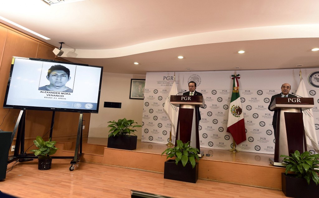 Le procureur général du Mexique, Jesus Murillo Karam (à droite) parle aux côtés du directeur de l'Agence d'enquête criminelle Tomas Zeron, lors d'une conférence de presse à Mexico le 27 janvier 2015. (AFP)