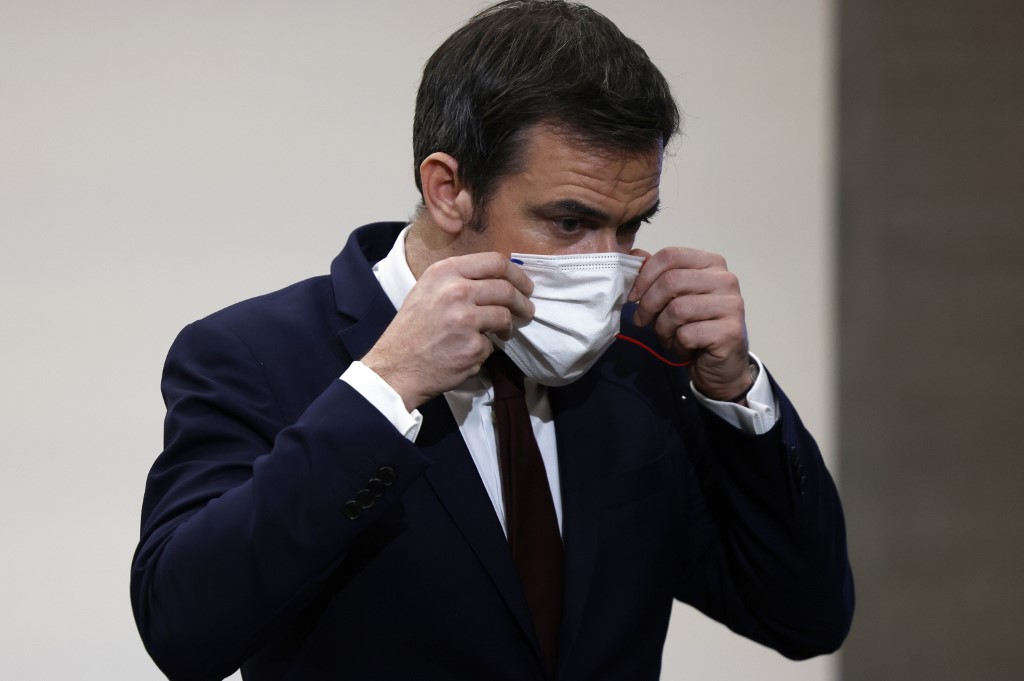 Couvre-feu et contrôles renforcés, Paris durcit les mesures pour freiner le virus