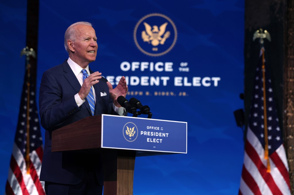 Ignorant le chaos Trump, Biden adopte une posture de président d'action
