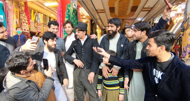 Un Charlie Chaplin Pakistanais allège le quotidien de Peshawar