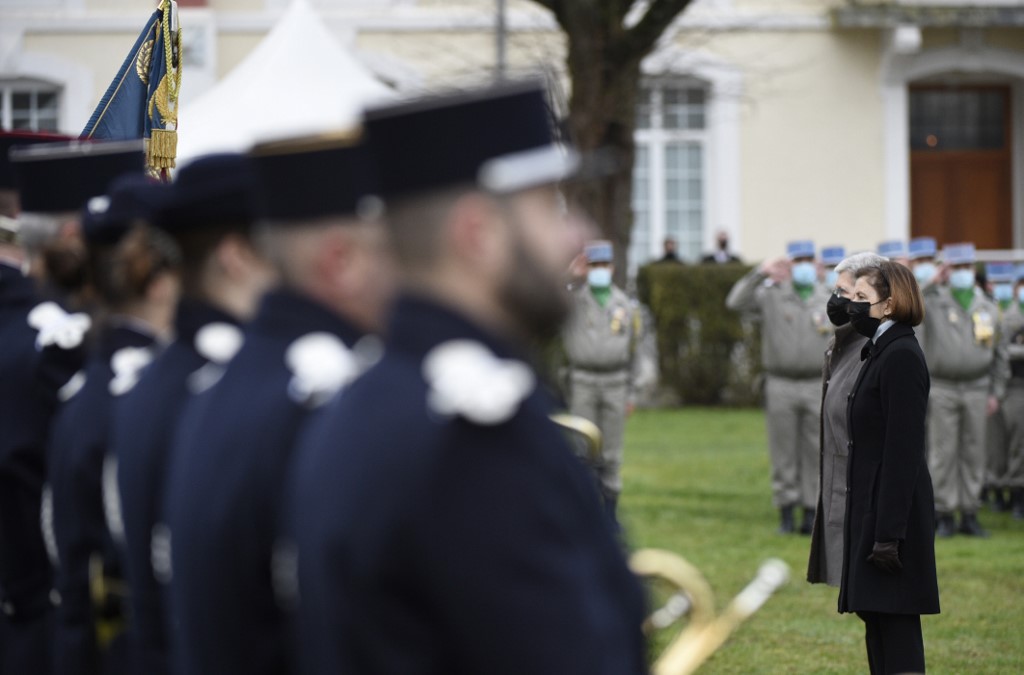 La ministre française de la Défense Florence Parly (à droite) lors d'une cérémonie à Thierville-sur-Meuse, dans l'est de la France, le 5 janvier 2021, pour commémorer trois soldats français tués au Mali au service de la «force Barkhane» du pays. (AFP)