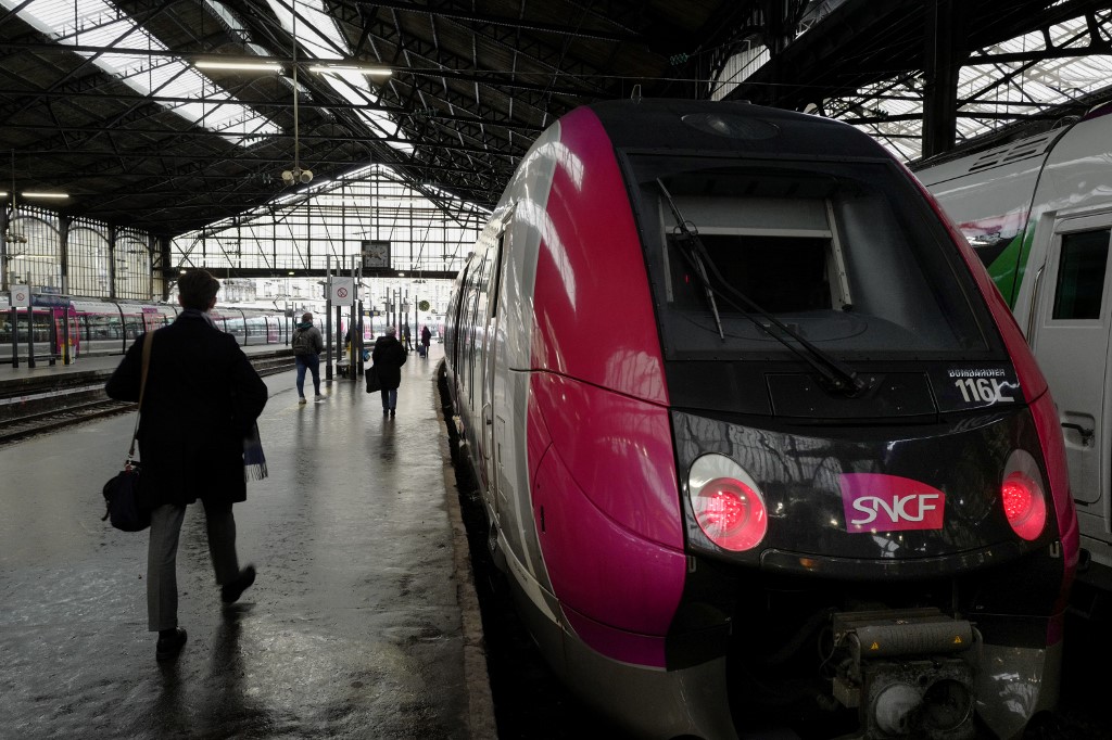 Dans cette photo d'archive prise le 15 février 2018, un banlieusard marche pour monter à bord d'un train de banlieue Bombardier SNCF (société nationale des chemins de fer français) à la gare Saint-Lazare. (AFP)