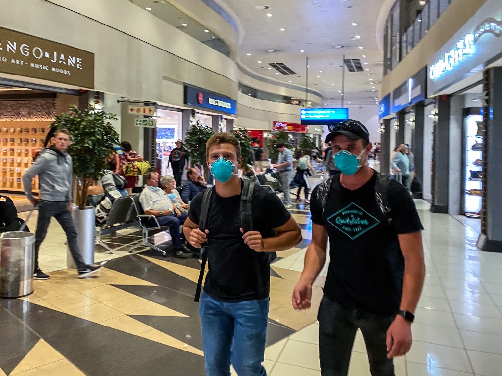 Les passagers portent des masques faciaux à titre préventif dans le terminal des départs internationaux de l'aéroport international OR Tambo de Johannesburg, le 16 mars 2020. (AFP)