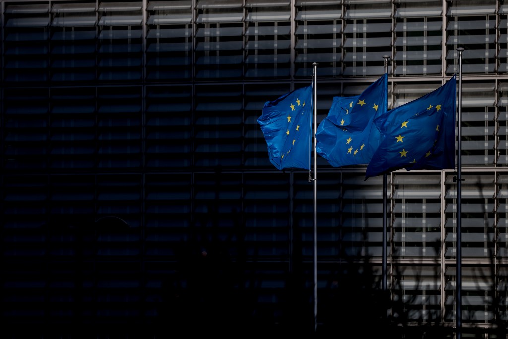 Cette photo prise à Bruxelles le 16 décembre 2020 montre des drapeaux de l'Union européenne flottant au vent devant le bâtiment de la Commission européenne. (AFP)