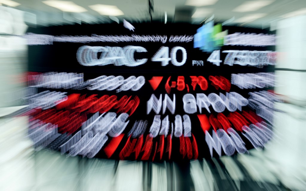 Une photographie, prise avec un effet zoom, montre le CAC 40 parmi les boursiers affichés au siège de la bourse paneuropéenne Euronext, dans le quartier de La Défense, près de Paris, le 9 mars 2020. (AFP)