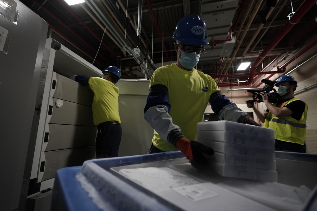 Les boîtes contenant le vaccin Pfizer-BioNTech Covid-19 sont prêtes à être expédiées à l'usine de fabrication Pfizer Global Supply Kalamazoo à Kalamazoo, Michigan, le 13 décembre 2020. (AFP)