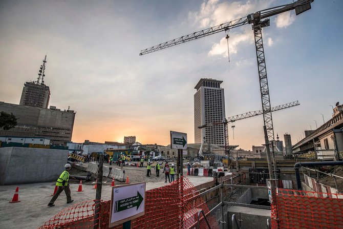 Cette photo prise le 22 novembre 2020 montre les travaux de construction en cours à la station Maspero de la troisième ligne du métro du Caire, lors de la visite du ministre français des Transports. En arrière-plan se trouvent le siège du ministère des Affaires étrangères (à d.) et le principal bâtiment de la radio et de la télévision Maspero (à g). (AFP/photo d’archives)