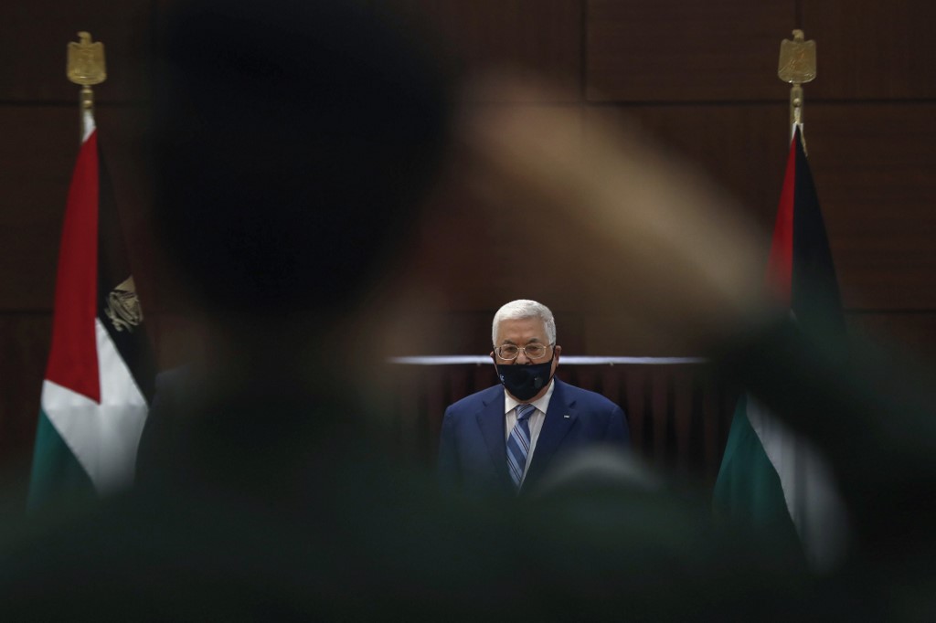 Le président Mahmoud Abbas porte un masque de protection alors qu'il assiste à une réunion des dirigeants palestiniens pour discuter de l'accord des Émirats arabes unis avec Israël pour normaliser les relations, à Ramallah en Cisjordanie occupée par Israël, le 18 août 2020. (AFP)