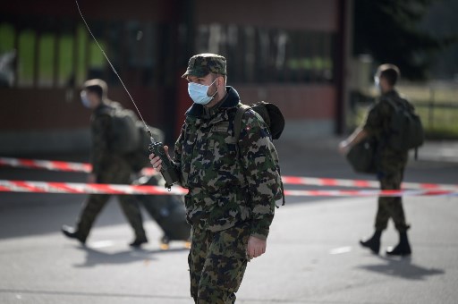 Face à la pandémie, la Suisse invente le service militaire à domicile