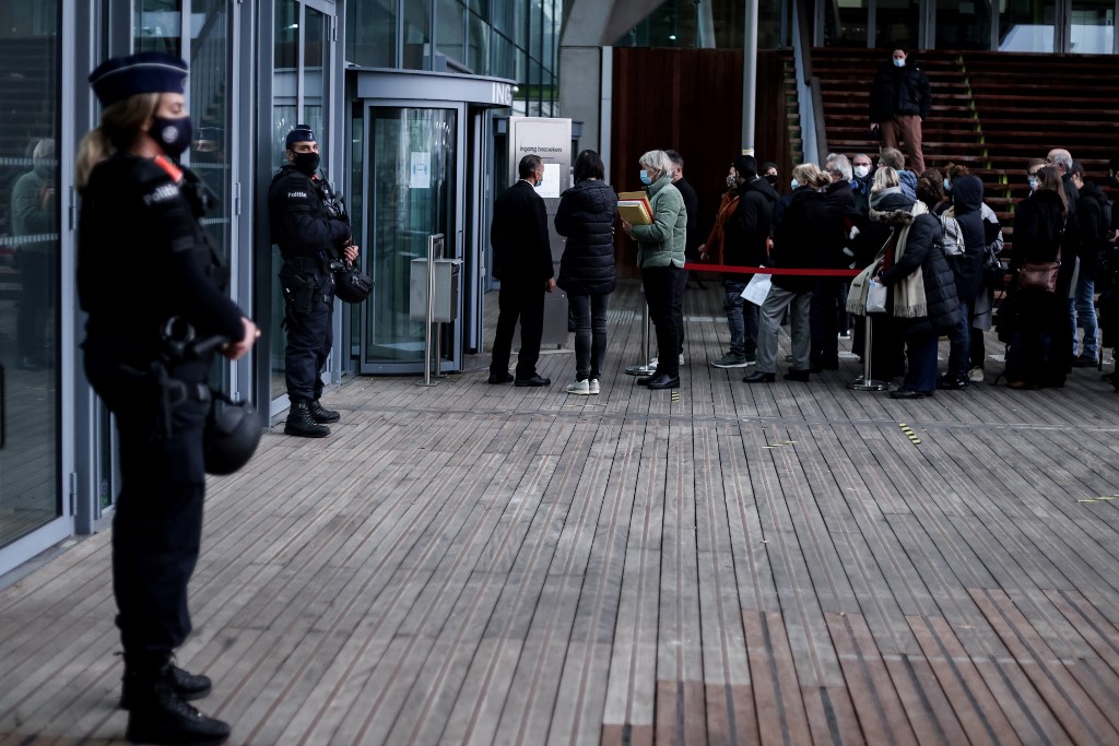 Des policiers belges montent la garde à l'entrée du palais de justice d'Anvers, le 27 novembre 2020, avant le début du procès de quatre suspects dont un diplomate iranien accusé d'avoir participé à un complot visant à bombarder un rassemblement de l'opposition. (AFP)